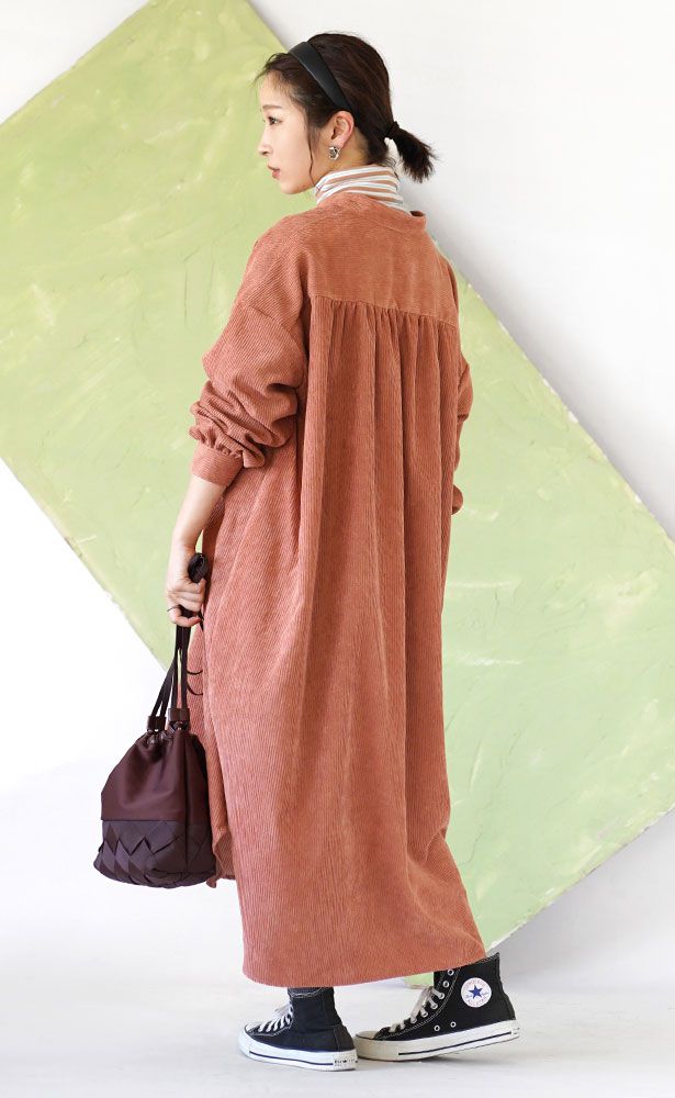 日本 zootie - 莫蘭迪燈芯絨長版襯衫洋裝-沙杏