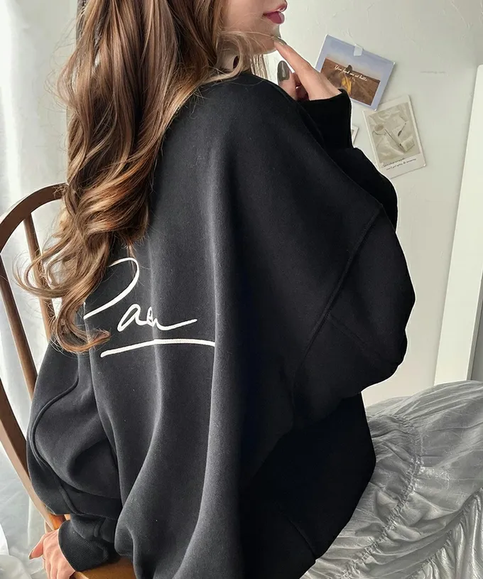 日本 Classical Elf - 背後刺繡logo 寬大落肩裏毛上衣-淺杏