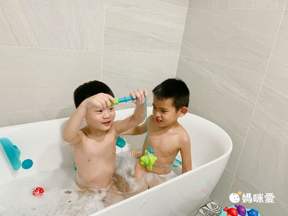 浴室秒變水上樂園【德國 Hape】戲水玩具，孩子愛上洗澡的魔法