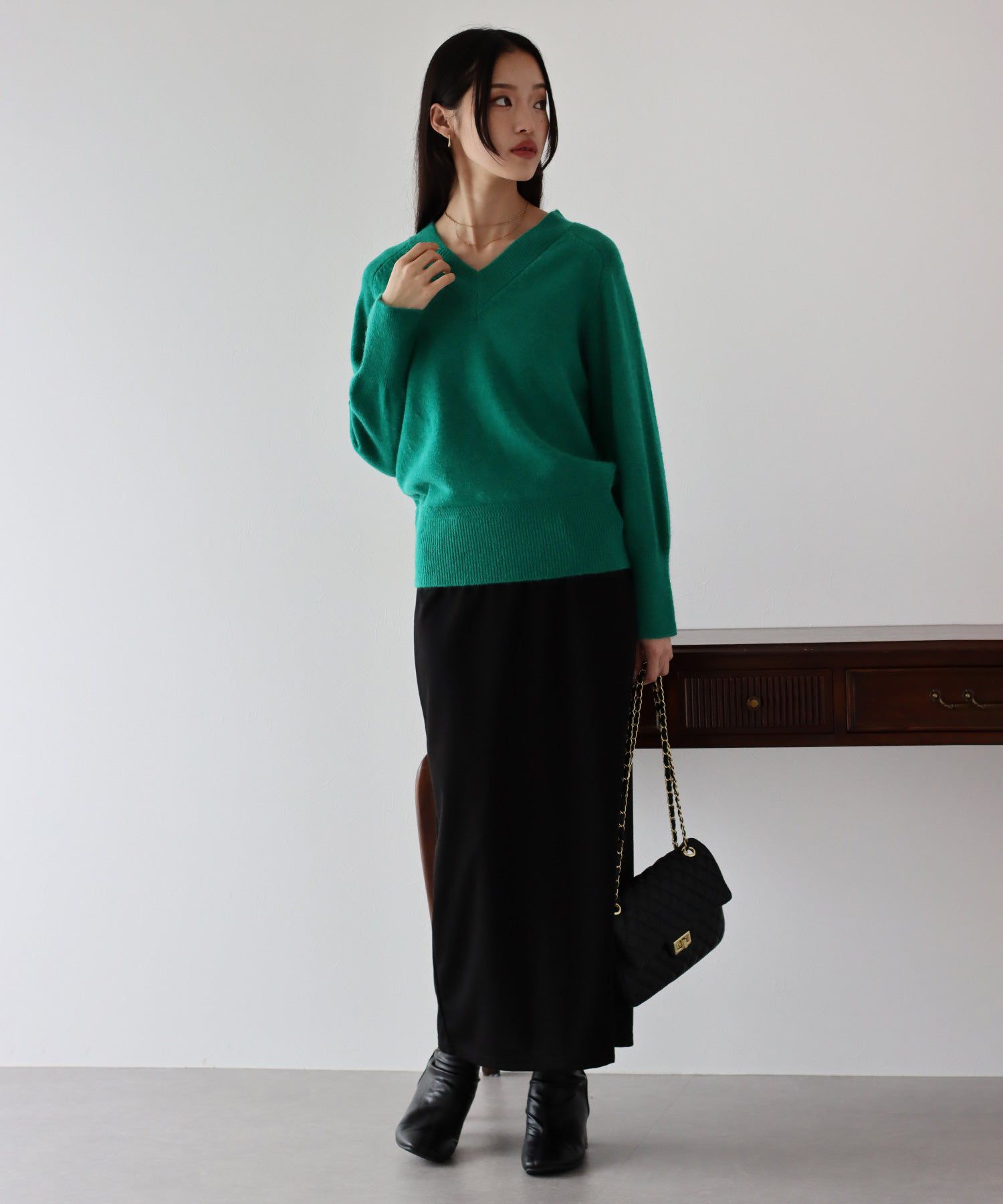 日本 BLUE EAST - 顯瘦V領柔軟針織上衣-黑