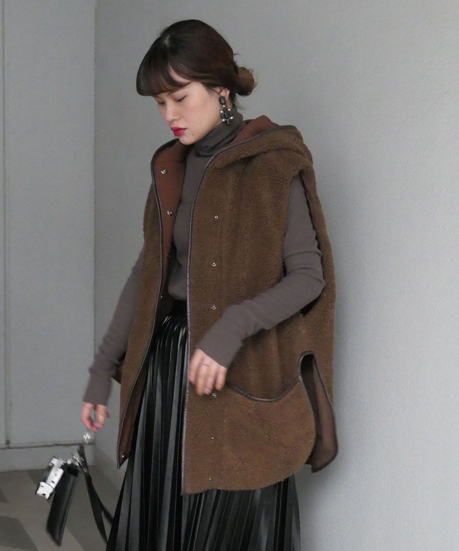 日本 Riche Glamour - 泰迪熊弧形衣襬連帽背心外套-深灰咖