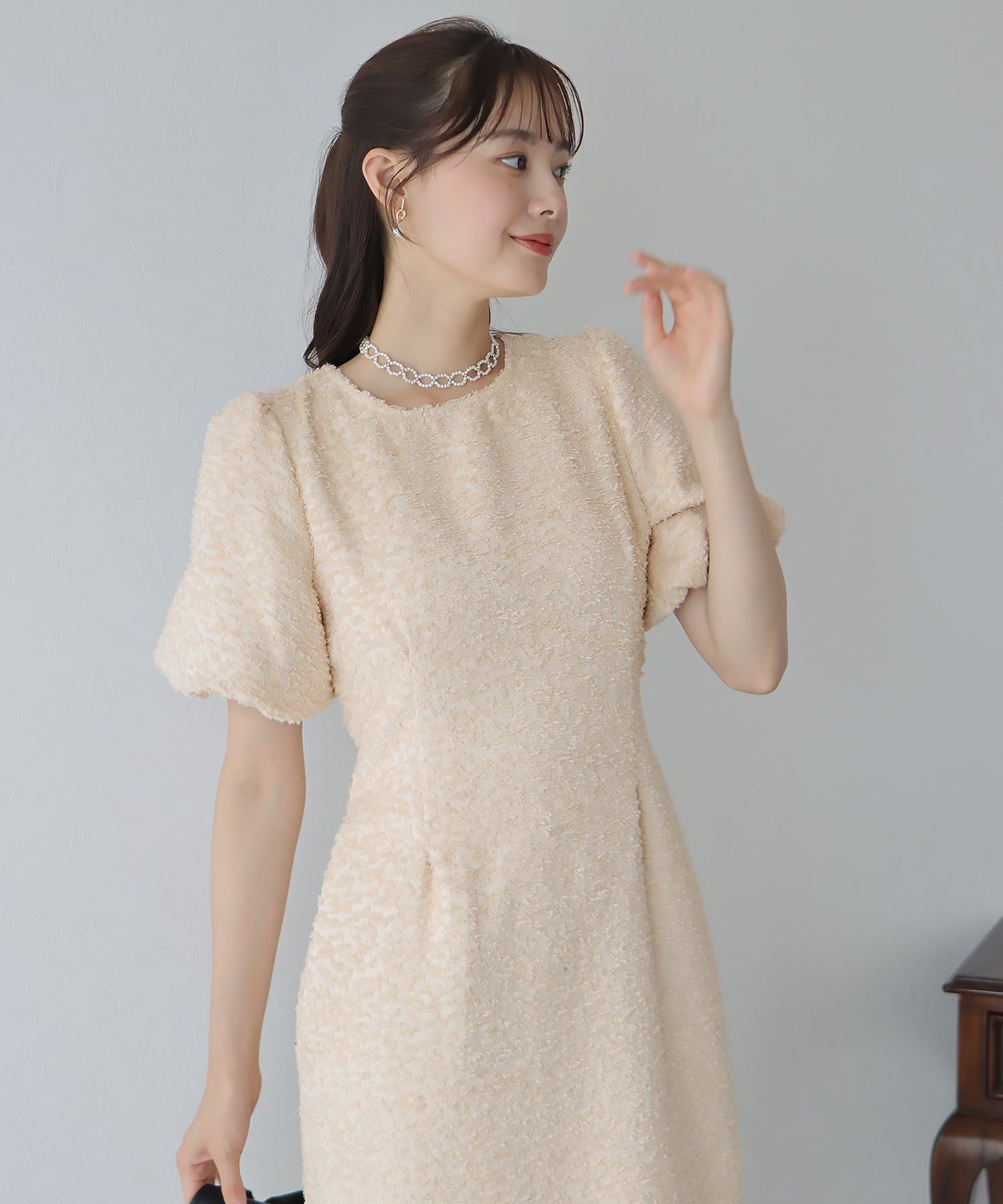 日本 BLUE EAST - 時尚抽鬚後綁帶泡泡袖洋裝-米杏