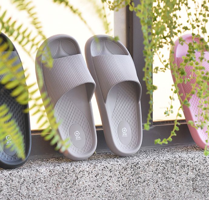 家窩 - MIT 雅漫EVA輕量釋壓厚軟底防滑拖鞋-男款-雅痞黑