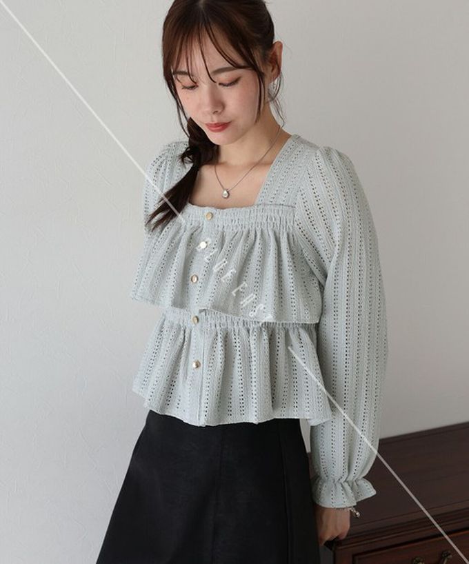 日本 BLUE EAST - 都會方領飄逸緹花層次長袖上衣-淺藍