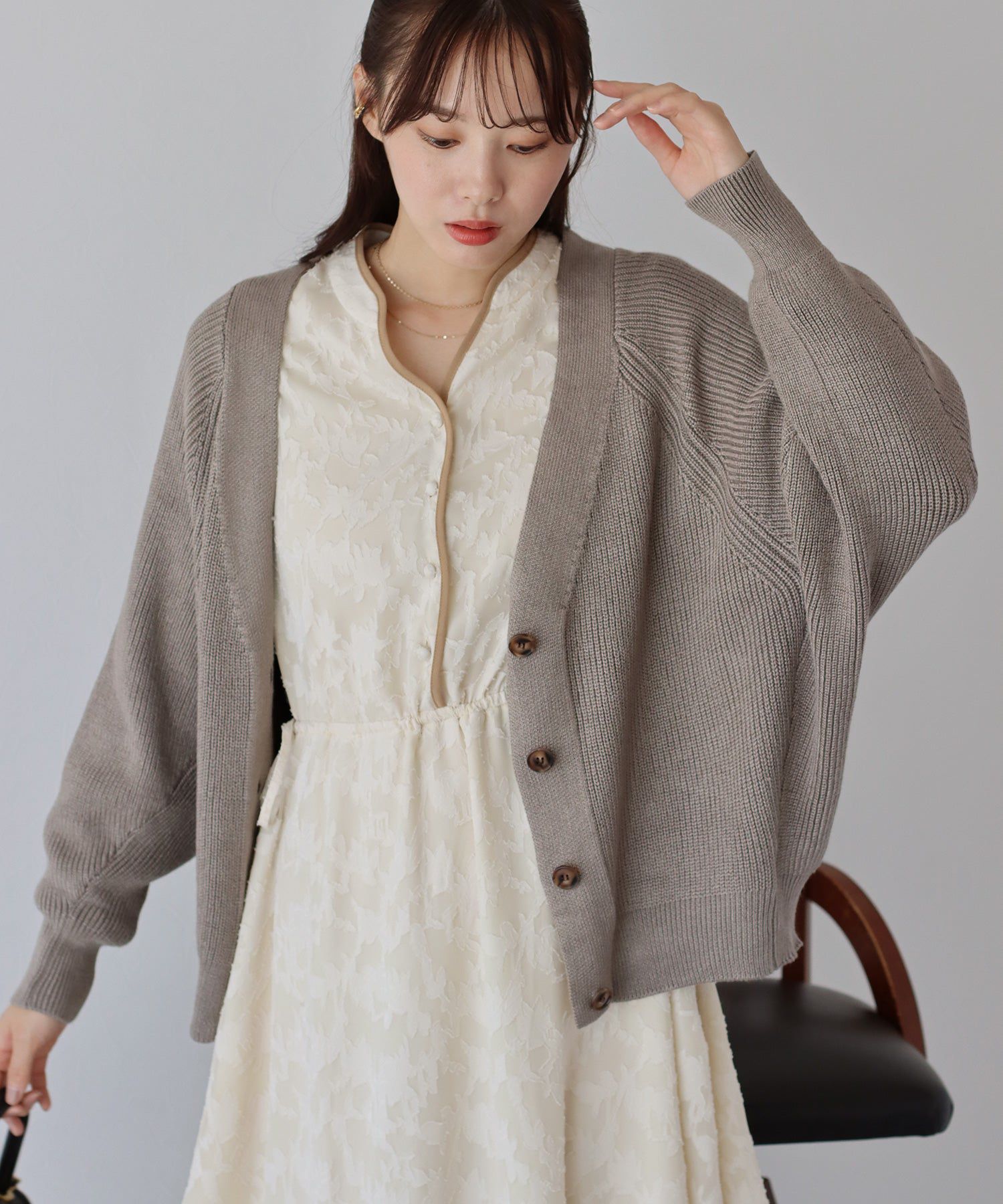 日本 BLUE EAST - 百搭V領彈性針織外套-米杏