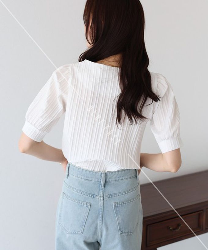 日本 BLUE EAST - 韓國製 心型領細緻泡泡短袖襯衫-黑