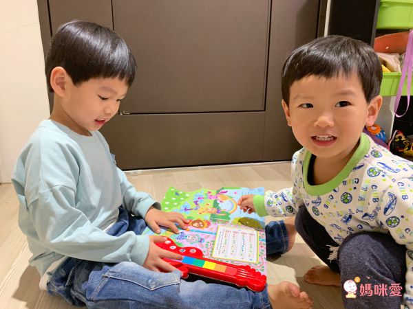 軌道車車書★ 1歲以上手眼協調遊戲書♬轉動發條車車跑起來✦ 熱銷47折起！