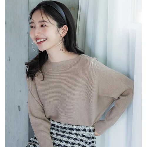 顯瘦船型領薄針織上衣-杏