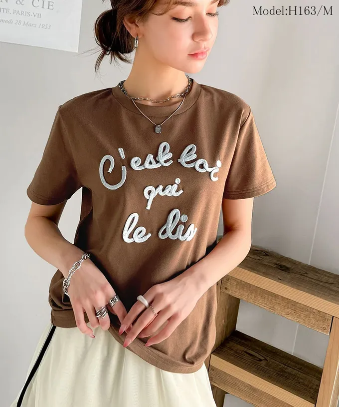 日本 Classical Elf - mily bilet 鮮明立體刺繡率性短袖T恤-紅字-白