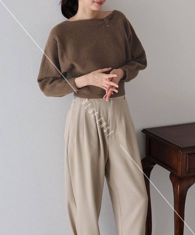 日本 BLUE EAST - 顯瘦曲線領簡潔針織長袖上衣-咖啡 (M)