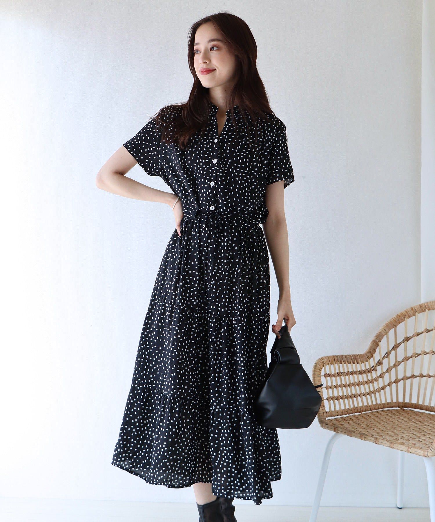 日本 BLUE EAST - 氣質小V領排釦短袖洋裝-碎花-深藍 (M(Free))