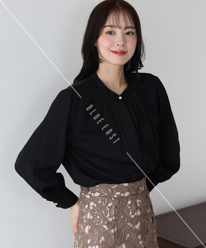 日本 BLUE EAST - 2way領知性整潔感打褶長袖上衣-珍珠袖扣-卡其杏