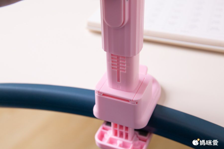 兒童防駝背坐姿桌面支架-淡粉色 (長20.8x高19x寬7.38cm)