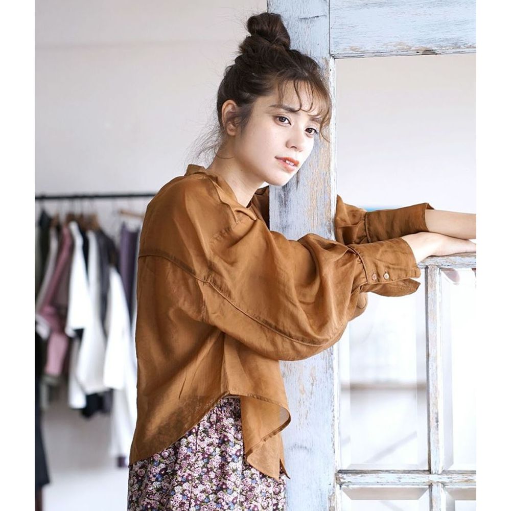日本 zootie - 時尚光澤感透膚修身顯瘦短版長袖襯衫-咖啡
