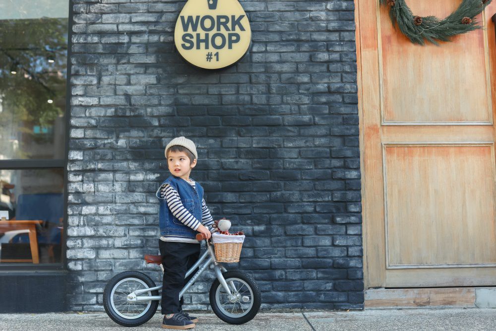 Chelston bikes - Mini Dutch 復古滑步車-夜幕黑(消光)-滑步車 x 1 , 手工編織竹籃 x 1 , 麻料內襯  x 1 , 3 歲以下專用ABS氣嘴蓋 x 1