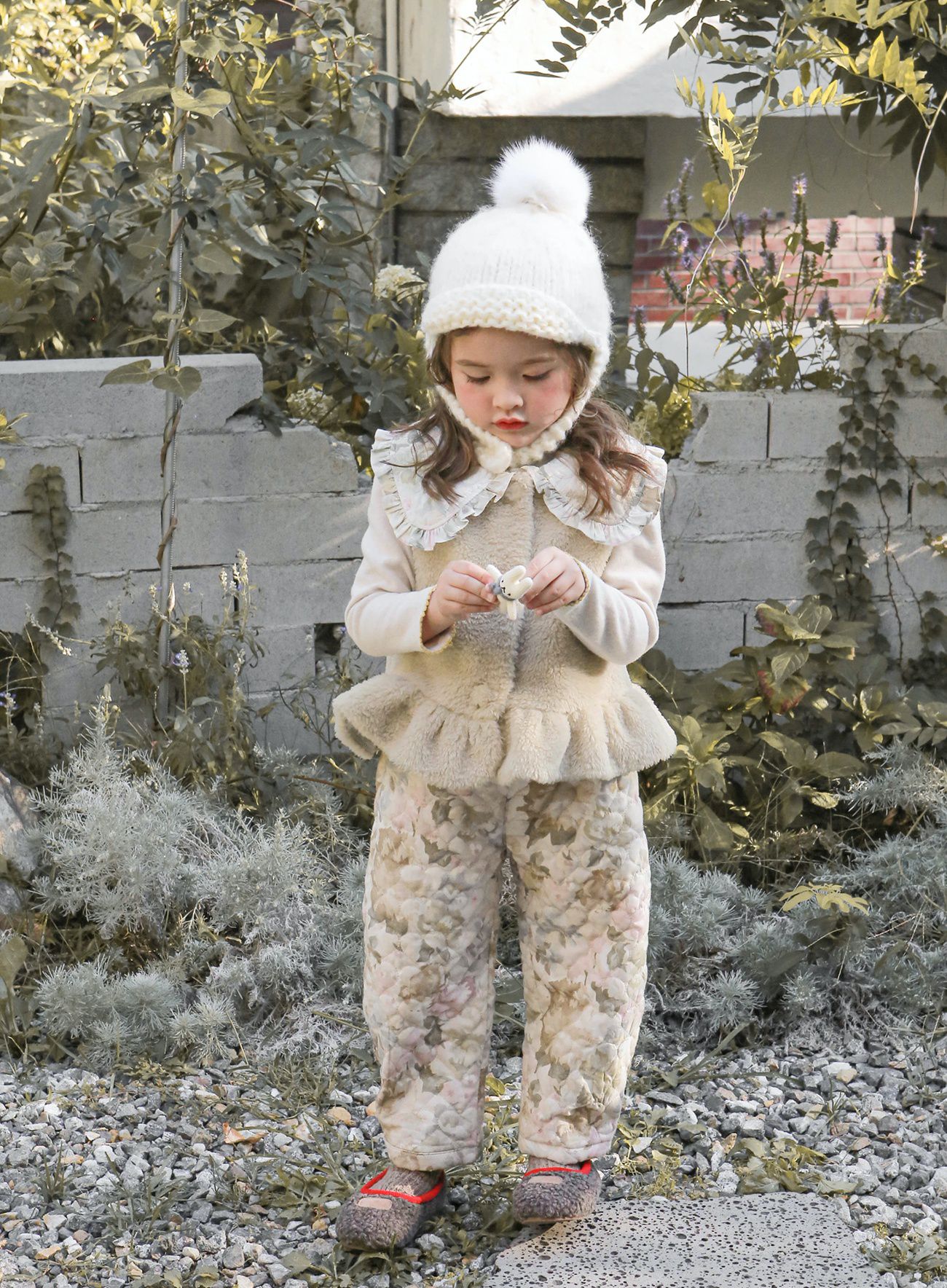 韓國 Puellaflo - 荷葉滾邊花領保暖背心-卡其色