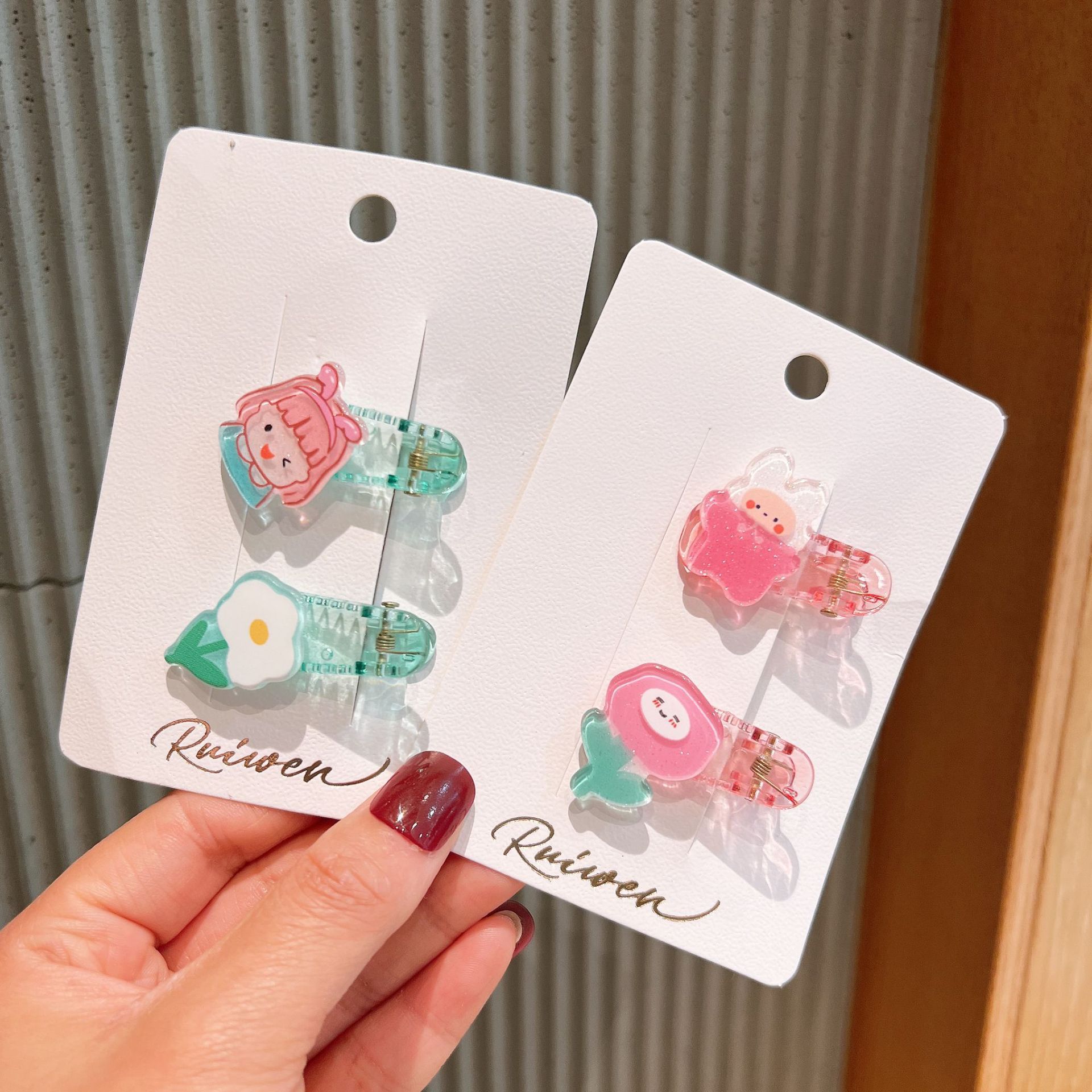 卡通透明壓克力髮夾2入組-眨眼女孩-綠色