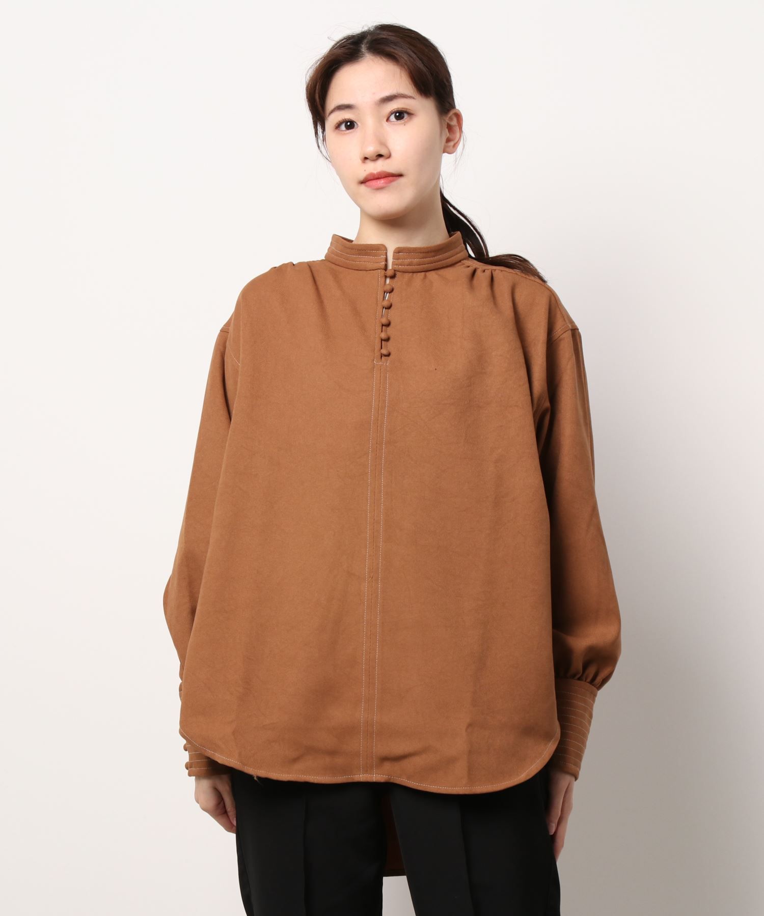 日本 Riche Glamour - 撞色排釦圓弧衣襬小中山領上衣-褐杏