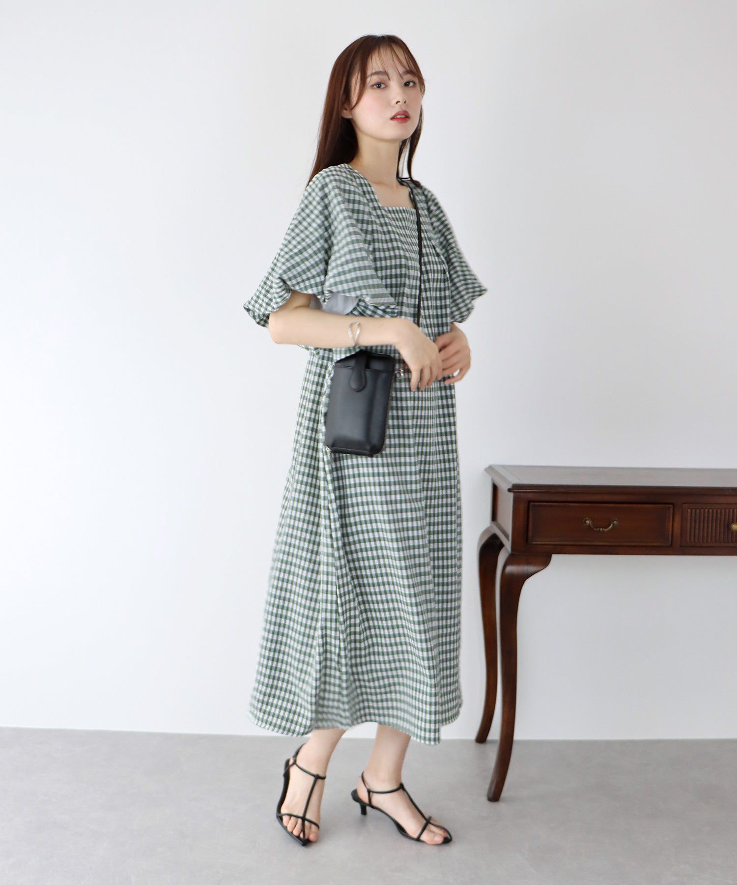 日本 BLUE EAST - 文藝方領大泡泡袖洋裝-格紋-黑