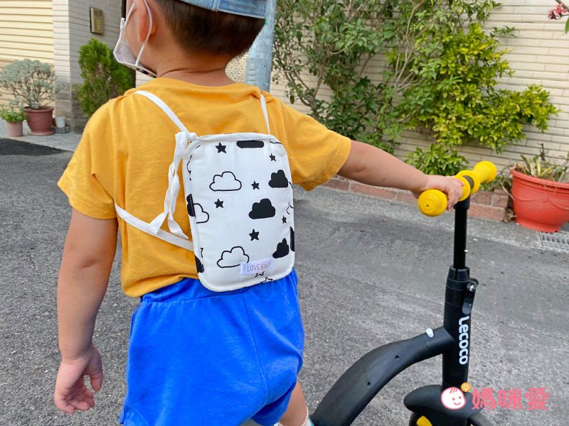 日本涼感雜貨 - 背巾/推車墊 (附保溫保冷劑/可當小背包)-企鵝-灰領巾 (約(15~22)x(18~24)cm)