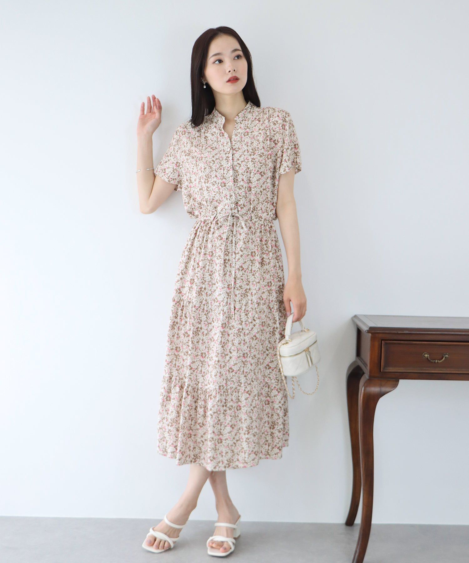 日本 BLUE EAST - 氣質小V領排釦短袖洋裝-碎花-深藍 (M(Free))