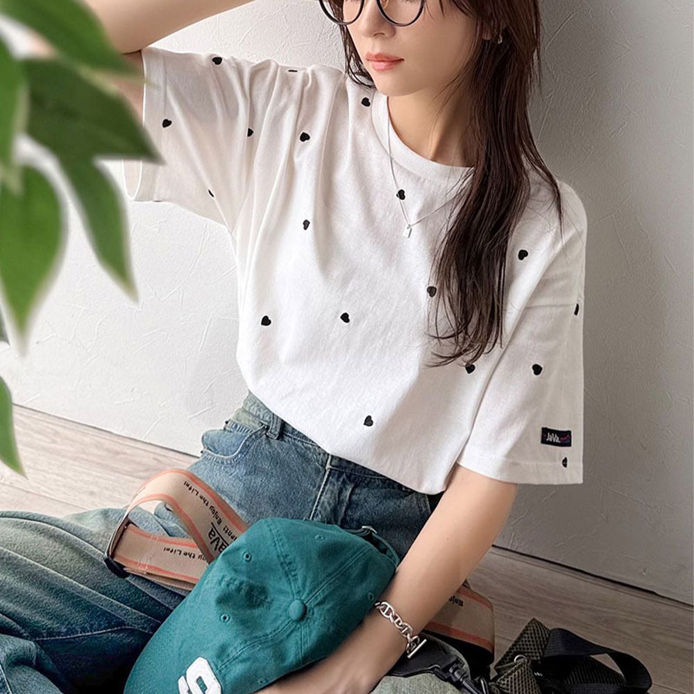 Java 小巧愛心刺繡短袖上衣-白底x黑