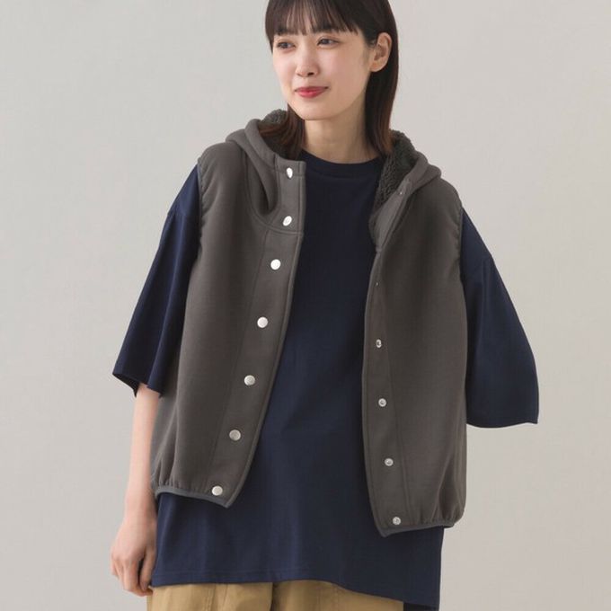 日本 OMNES - 裏起毛保暖短版運動風連帽背心-象牙