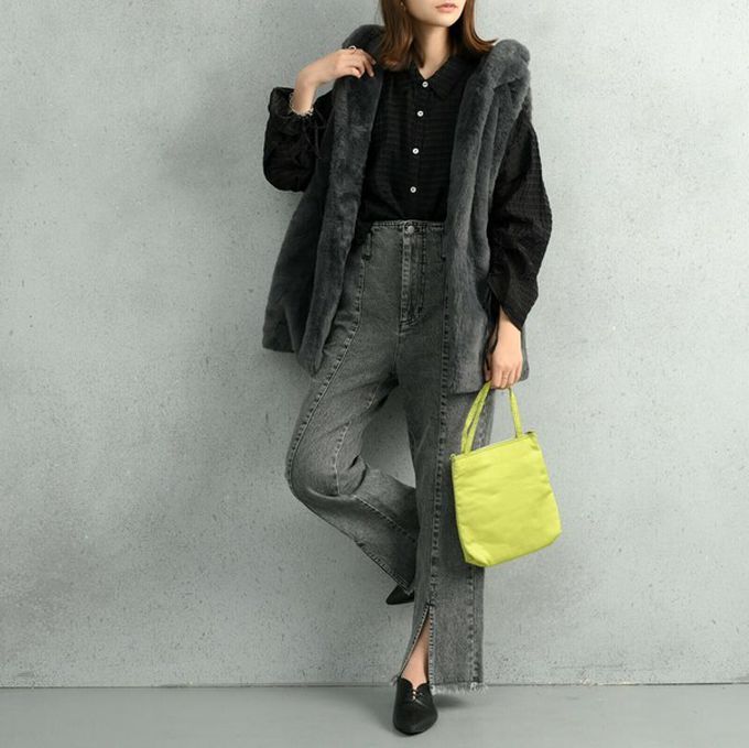 日本 ELENCARE DUE - 柔軟蓬鬆仿毛長版連帽背心(有口袋)-炭黑