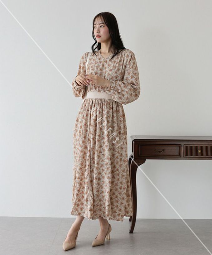 日本 BLUE EAST - 成熟花卉飄逸感V領長袖洋裝-摩卡