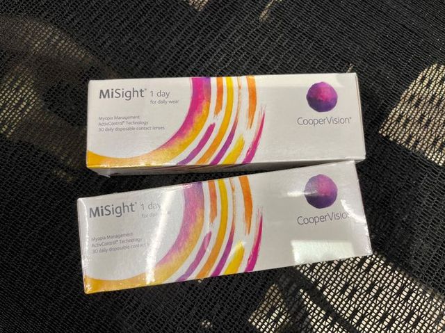 以孩子接受度為主，misight有試戴片，可以先跟診所申請戴一週的試戴片看看，
我們在豐原大學眼科看診，如果不在台中可以找你當地的大學眼科
課業重的孩子更要特別注意，讀書時間長，一不小心度數就飆高了
有戴著日拋讀書，我比較放心