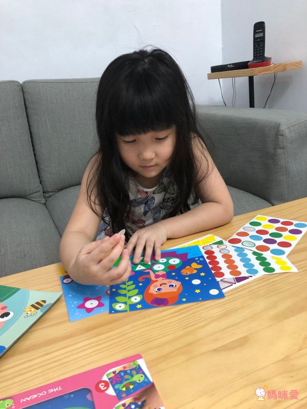 西班牙 APLI - 【旅行貼紙畫組】-底卡18張+形狀貼紙9張