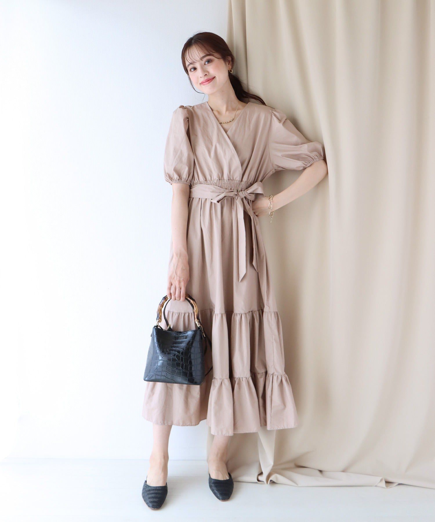 日本 BLUE EAST - 優雅小V領綁帶澎澎袖洋裝-奶茶棕