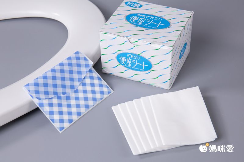 日本代購 - 日本製黏貼式馬桶坐墊紙(內附贈隨身收納包) (38x43cm)-70枚/盒