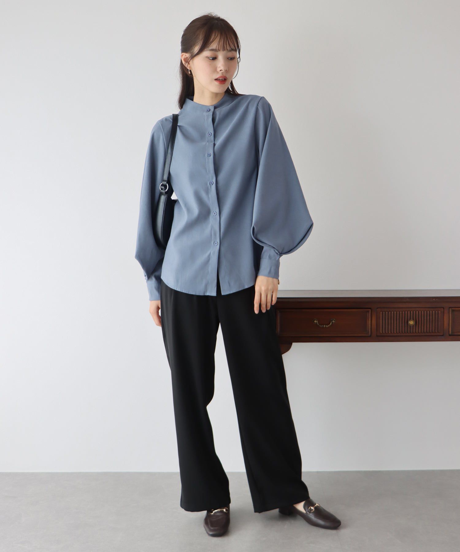 日本 BLUE EAST - 知性小立領氣球長袖襯衫-淺粉