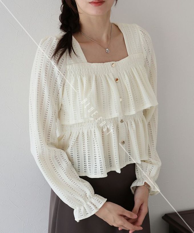 日本 BLUE EAST - 都會方領飄逸緹花層次長袖上衣-酒紅