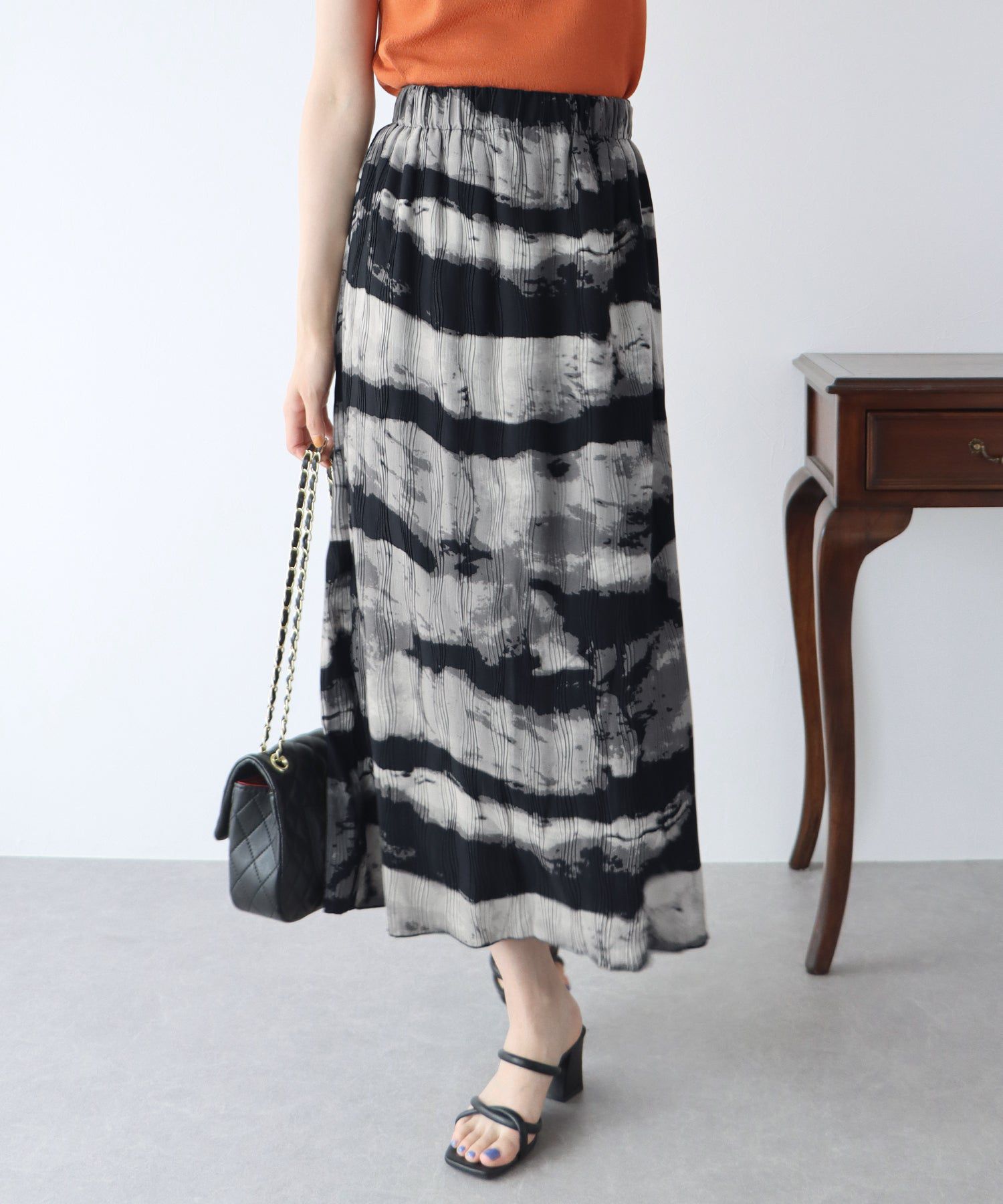 日本 BLUE EAST - 優美渲染修身長裙-黑