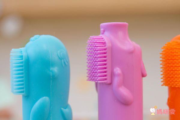 美國 The Brushies - 手指玩偶造型牙刷 - 豪華禮盒組（猴子桃桃+豬小妹+恐龍阿姆+鯨魚薇拉）-1本英文童書+4支角色手指牙刷