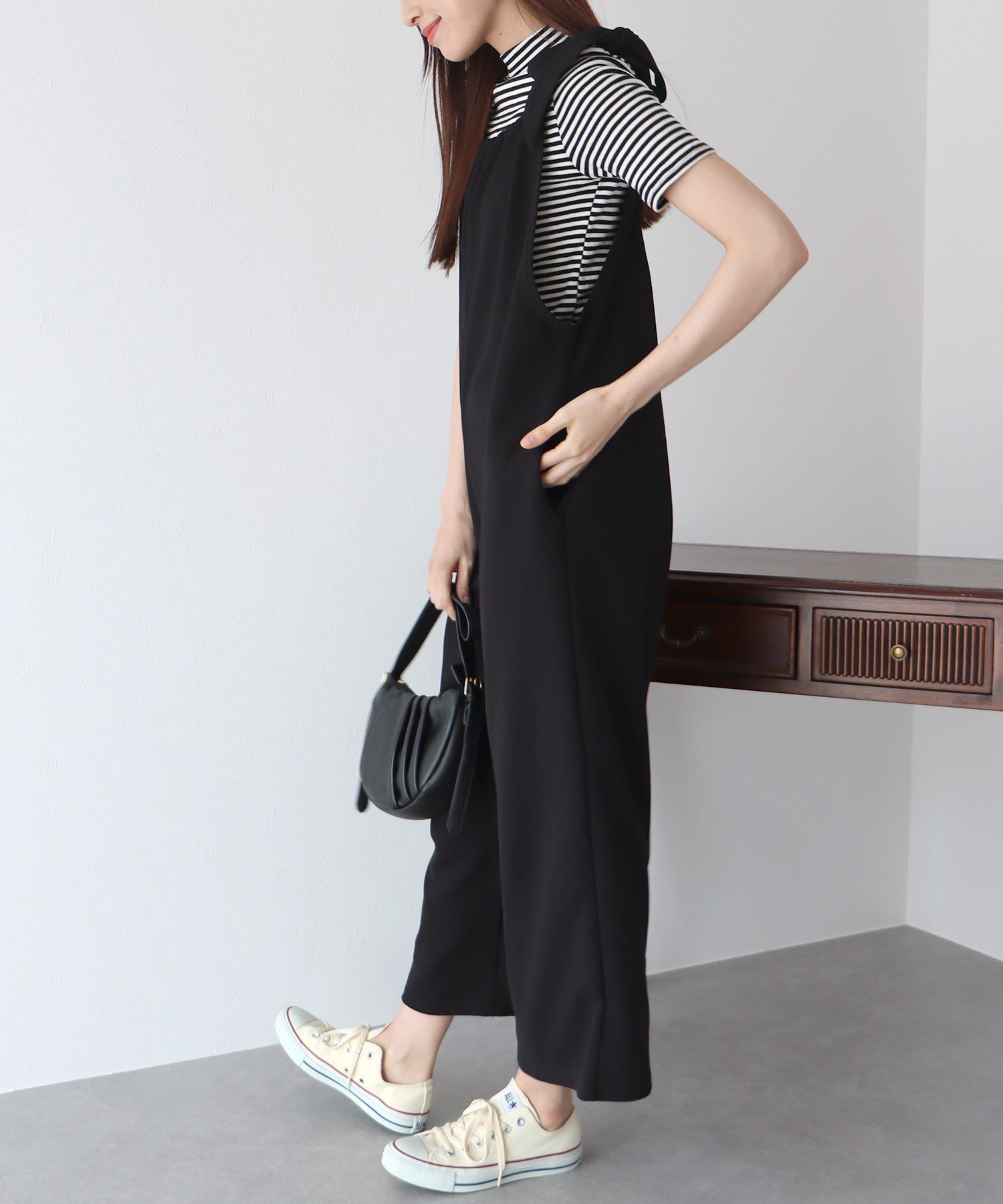 日本 BLUE EAST - 休閒扭結垂墜連身褲-水藍