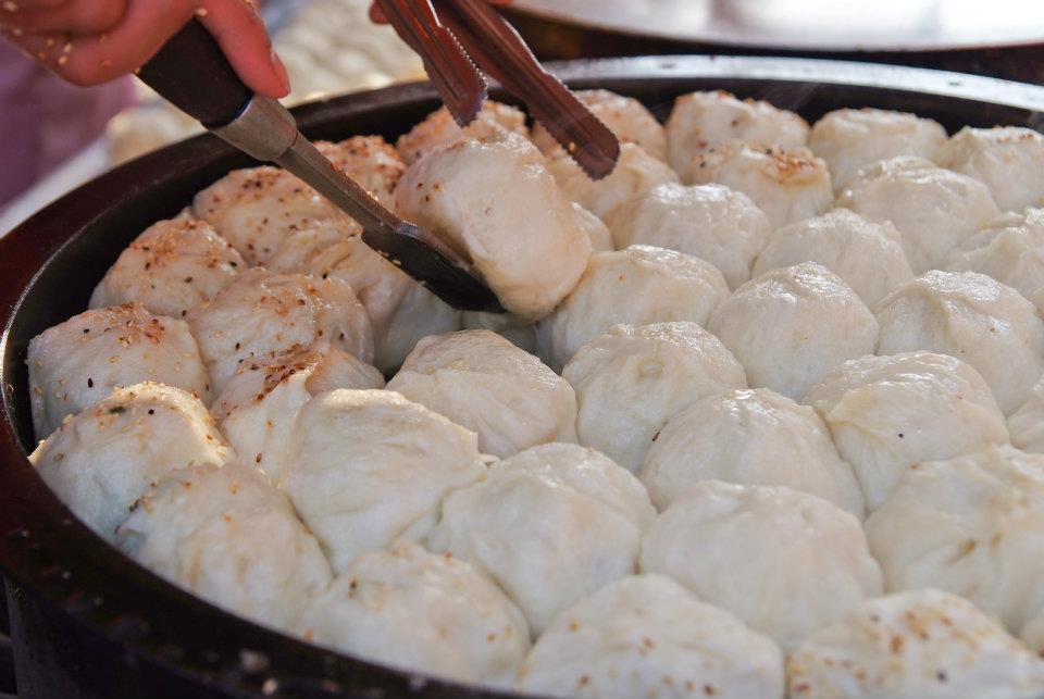 士林排隊美食！【大上海生煎包】皮脆肉汁噴發，0廚藝完美複製