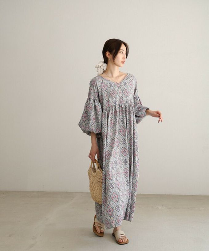 日本 Bab - 滿版歐風印花V領泡泡寬袖洋裝-寶藍棕系