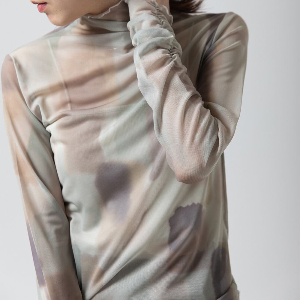 水彩畫風透膚皺摺高領長袖上衣-米杏x卡其灰系
