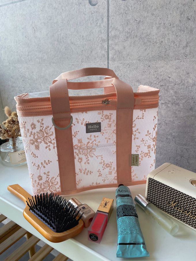 香港百寶袋王 Bagtory HK - 2023特別款花色午餐袋-公主粉蕾絲(加贈原價$980秘境香芬精油滾珠瓶-麝香玫瑰費洛蒙系列*1)-27*13*19cm