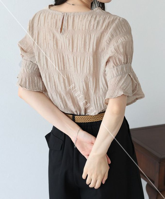 日本 BLUE EAST - 細緻圓點緹花透膚短袖上衣-黑