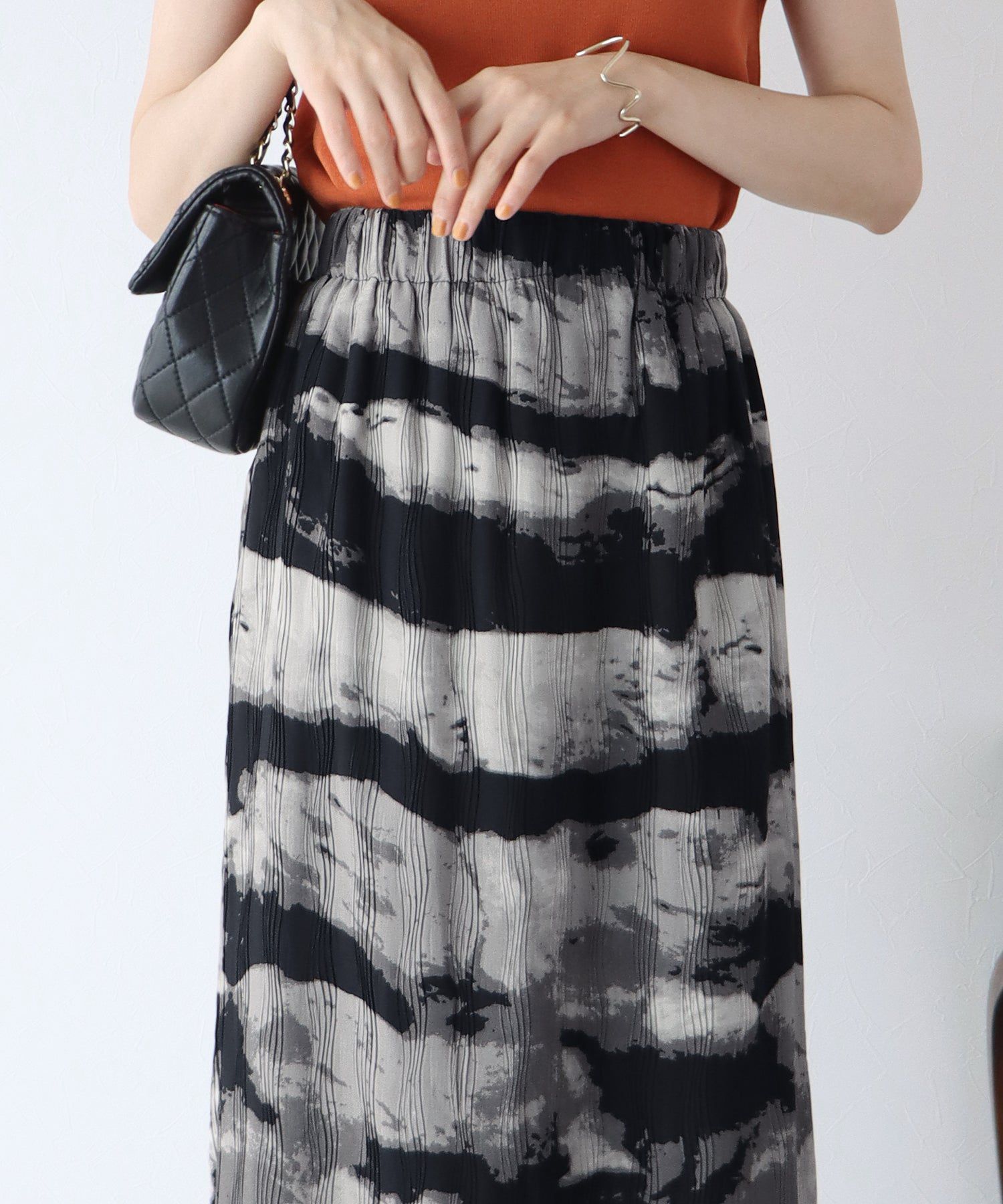 日本 BLUE EAST - 優美渲染修身長裙-黑