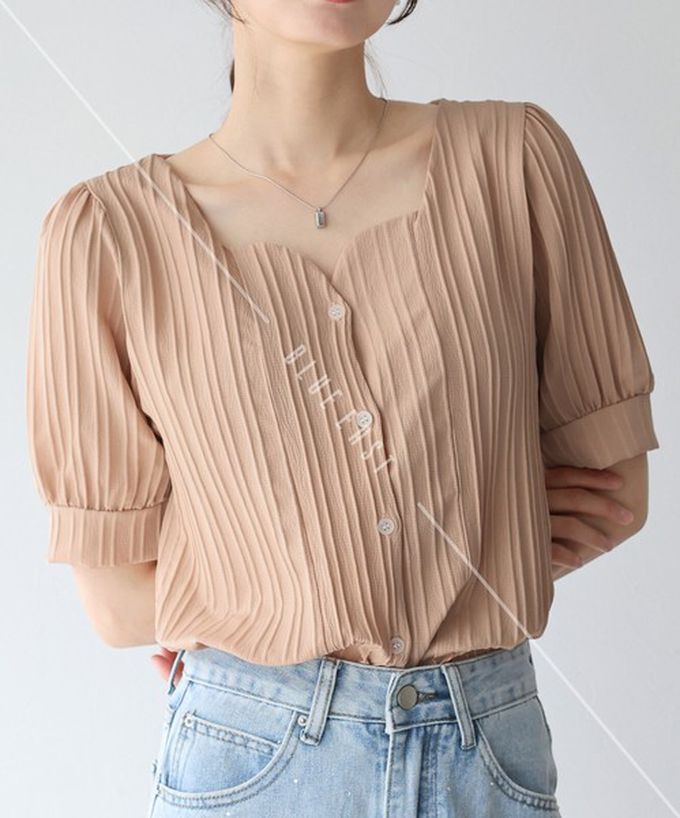 日本 BLUE EAST - 韓國製 心型領細緻泡泡短袖襯衫-黑