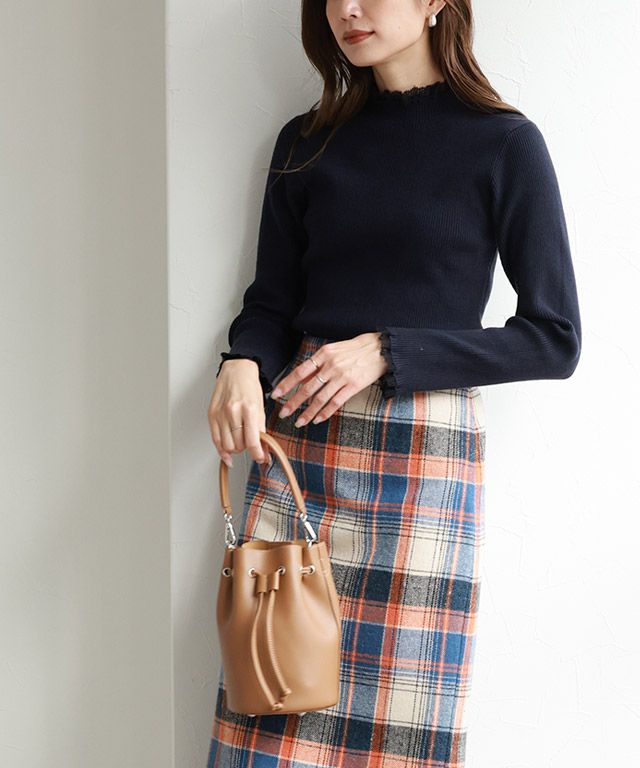 日本 BELLUNA - 蕾絲木耳領拼接針織上衣-條紋x白