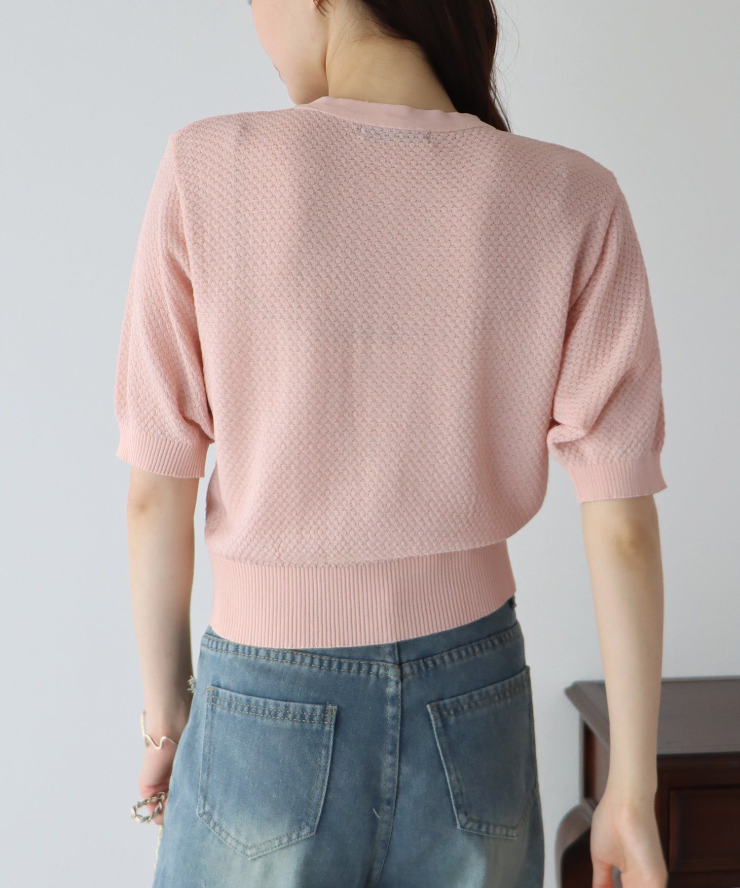 日本 BLUE EAST - 優雅圓領珍珠扣五分袖上衣-深可可