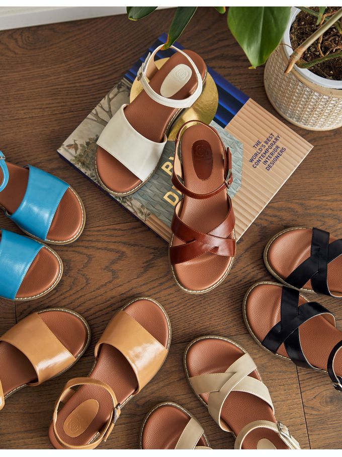 韓國 PINKELEPHANT - 光澤皮革交叉帶厚底涼鞋(4.5cm)-灰杏