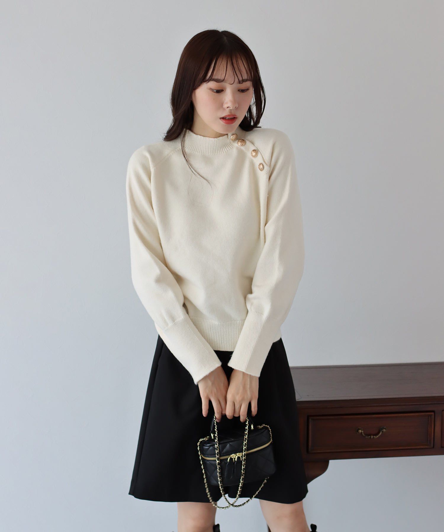 日本 BLUE EAST - 小圓金釦立領薄針織上衣-米杏