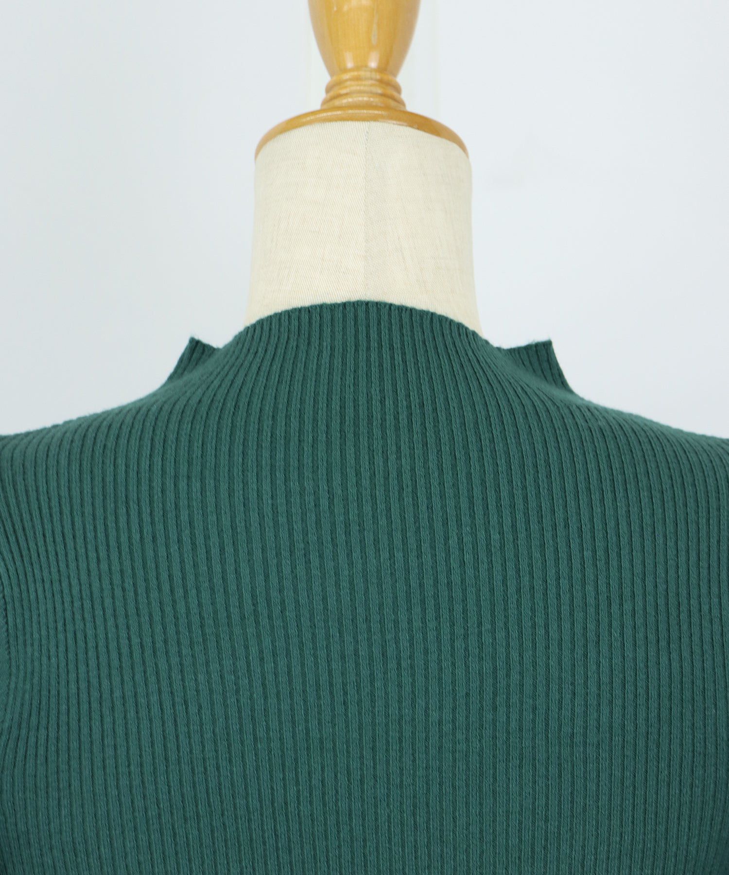 日本 BLUE EAST - 溫柔小立領羅紋五分袖上衣-深綠